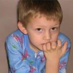The child gnaws at the nails: what to do?
