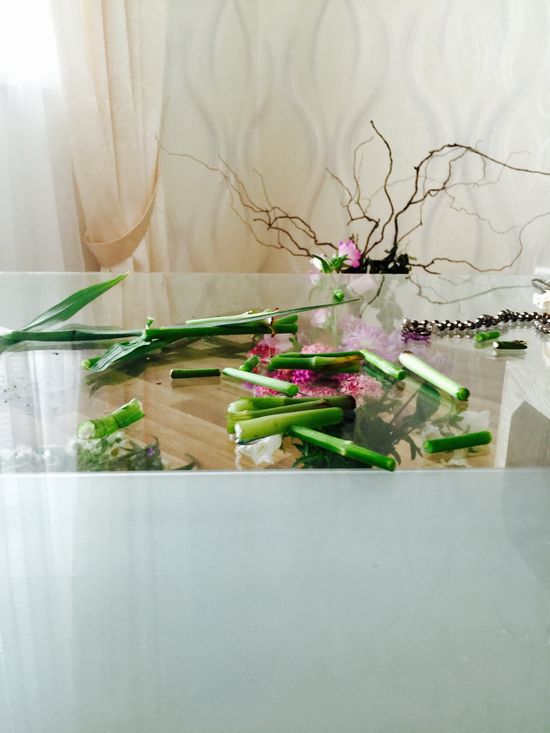 We fix the bouquet with ribbon