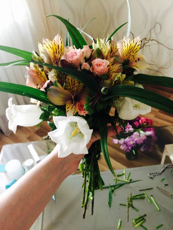 Fastening a bouquet with a ribbon