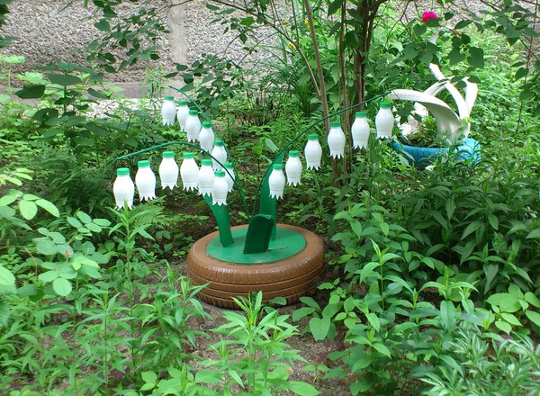 Flowers from plastic bottles: a master class for making plastic crafts with their own hands