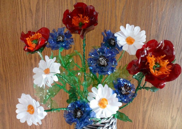 Flowers from plastic bottles: a master class for making plastic crafts with their own hands