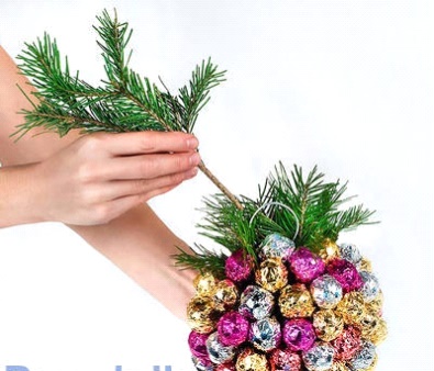 we connect a ball from piaflora and fur-tree branches last preparations