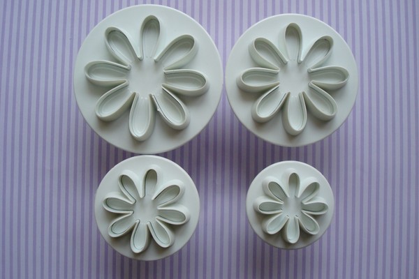 Molds for mastic with their own hands: making ornaments from mastics 