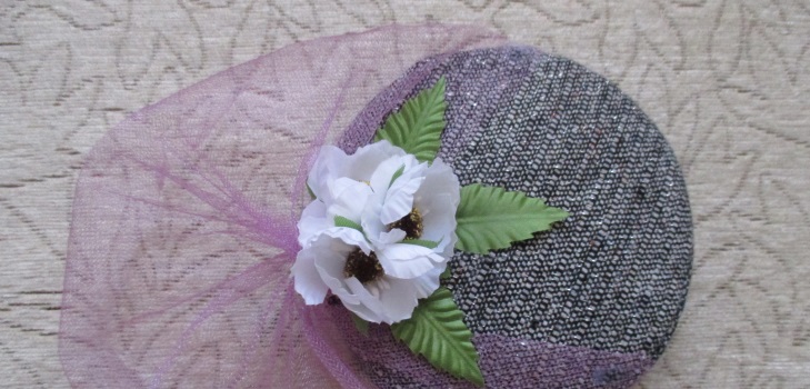 Capsule with a veil