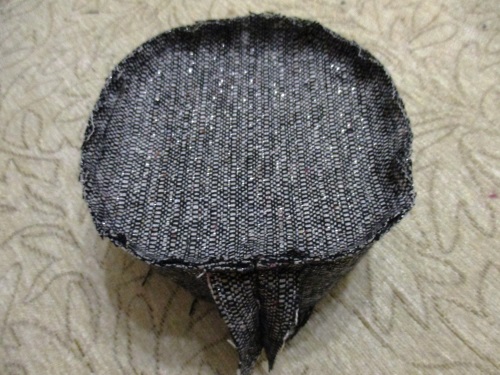 Capsule with a veil