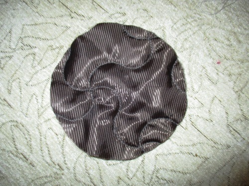 Capsule with a veil