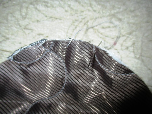 Capsule with a veil
