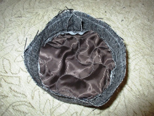 Capsule with a veil