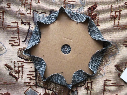 Capsule with a veil