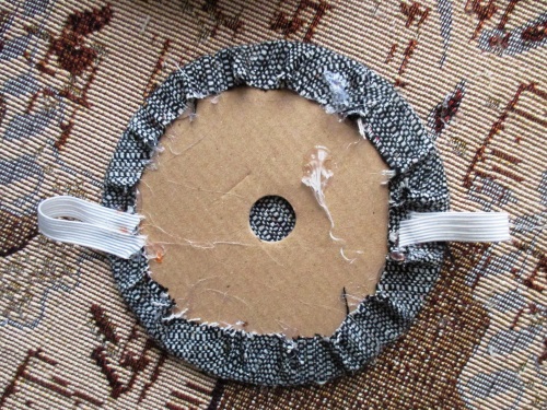 Capsule with a veil