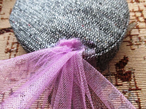 Capsule with a veil