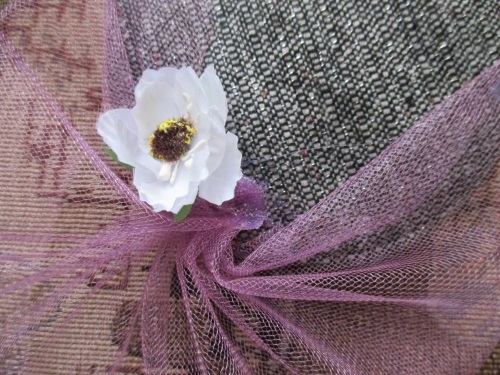 Capsule with a veil