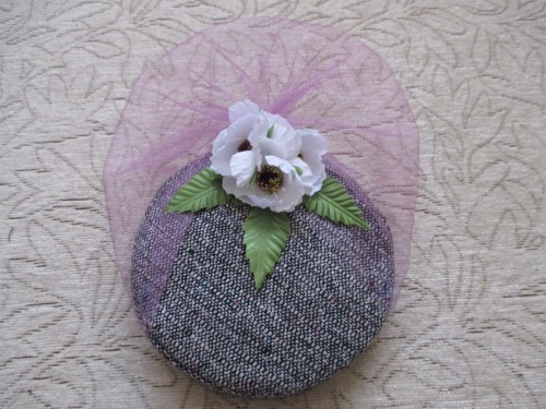 Capsule with a veil