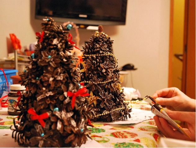 decorating the Christmas tree