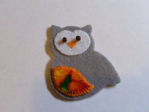 Brooch owl of felt