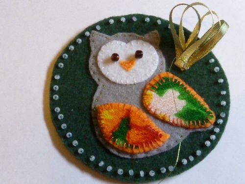 Brooch owl of felt