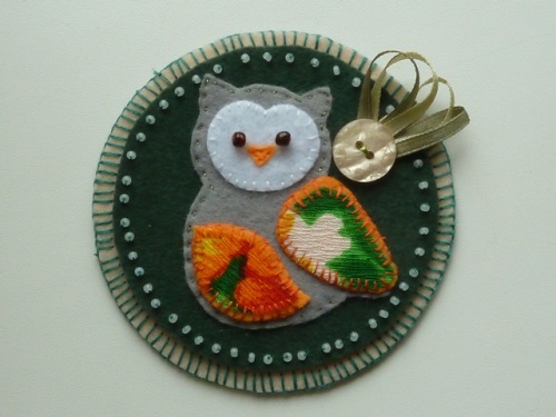 Brooch owl of felt