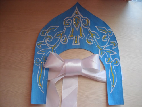 Russian kokoshnik of cardboard