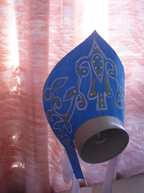 Russian kokoshnik of cardboard