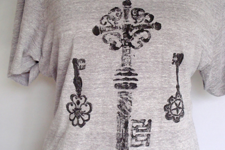 How to decorate a T-shirt with your own hands
