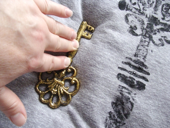 How to decorate a T-shirt with your own hands