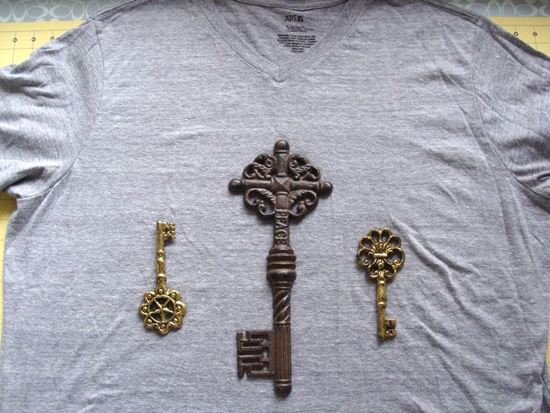 How to decorate a T-shirt with your own hands