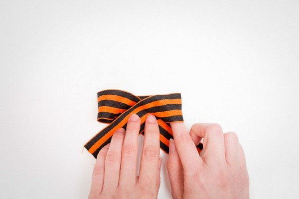 How to beautifully tie a St. George ribbon: the best ways with a photo