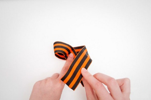 How to beautifully tie a St. George ribbon: the best ways with a photo