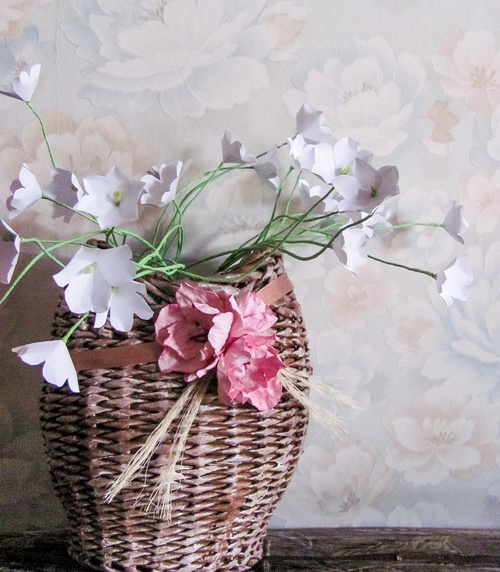 An outdoor vase made of newspaper tubes: a master class for making