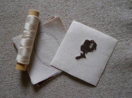 We select the thread in the tone of the canvas 