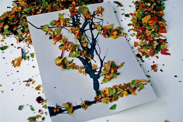 Autumn crafts made of natural material: photo