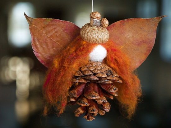 Autumn crafts made of natural material: photo