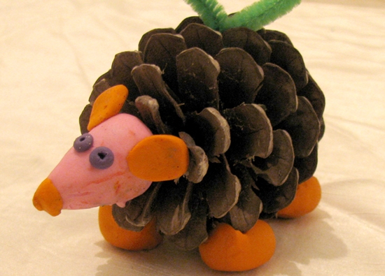 Autumn crafts made of natural material: photo