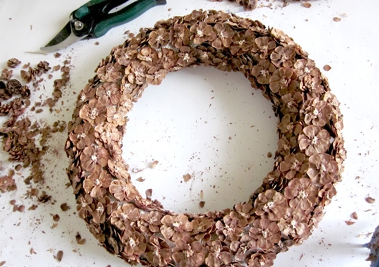 Autumn crafts made of twigs with their own hands