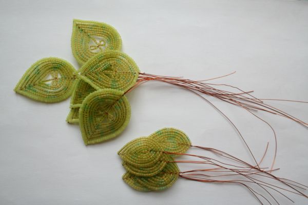 Weaving of roses from beads