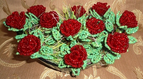 Weaving of roses from beads