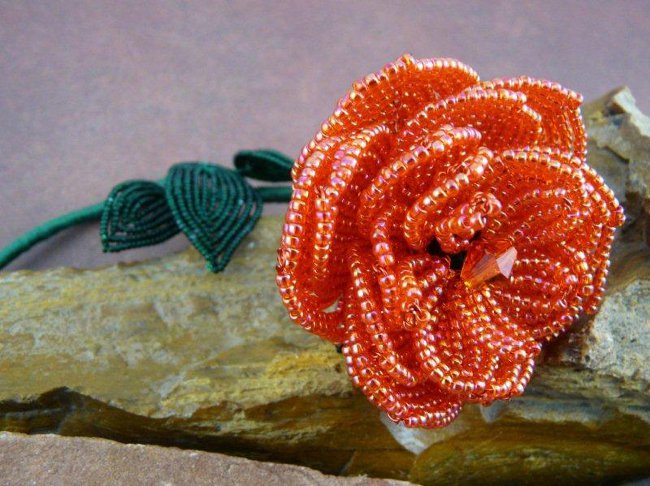 Weaving of roses from beads