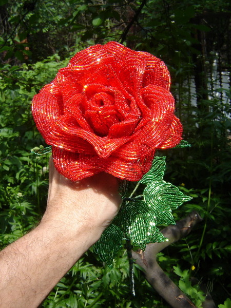 Weaving of roses from beads
