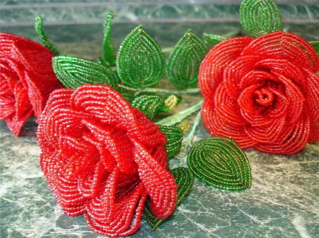 Weaving of roses from beads