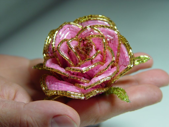 Weaving of roses from beads