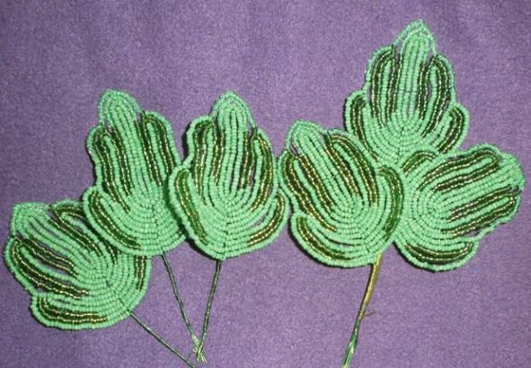 Weaving of roses from beads
