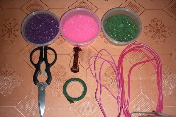 Weaving of roses from beads