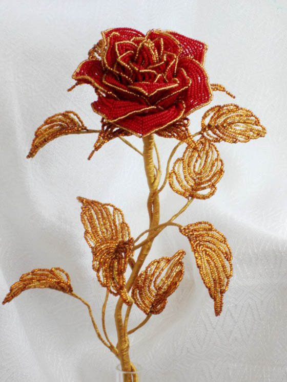 Weaving of roses from beads