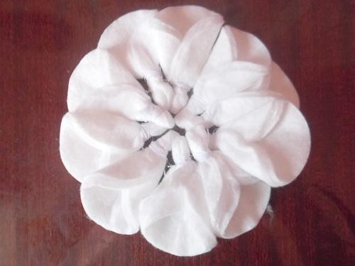 A gift to my mother with my own hands: a homemade daisy made from cotton wool
