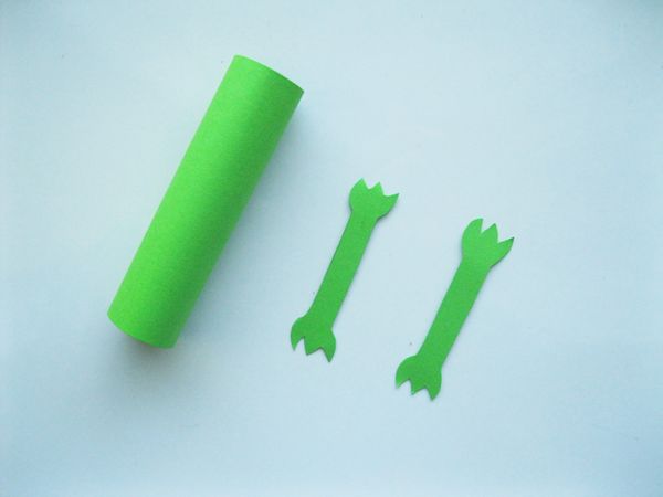 Crocodile made of colored paper with own hands