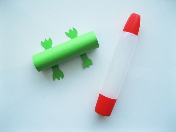 Crocodile made of colored paper with own hands