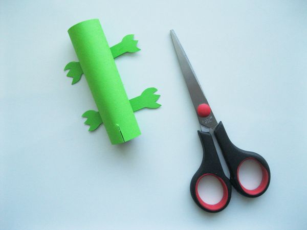 Crocodile made of colored paper with own hands