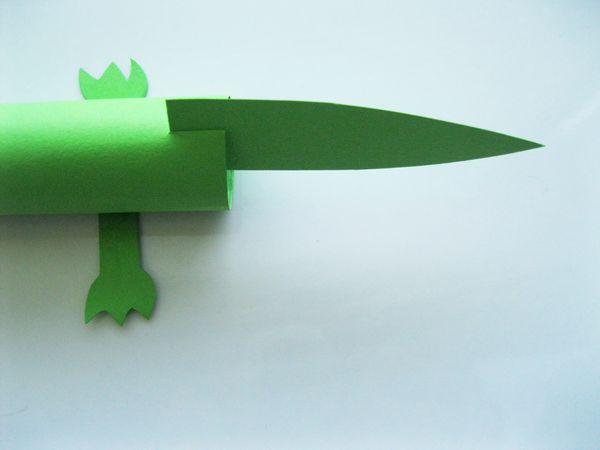 Crocodile made of colored paper with own hands