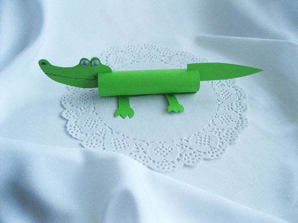 Hand-made articles made of Crocodile colored paper. Arrangement of colored paper Crocodile, step-by-step instruction