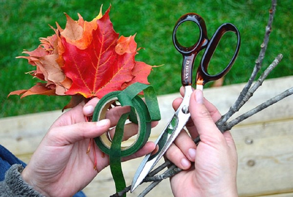 Crafts from leaves on the theme "Autumn" with their own hands for schoolchildren